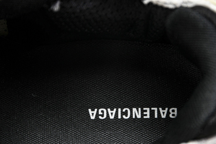 Ba*len*cia*ga Runner 677403 W5RH6 0312