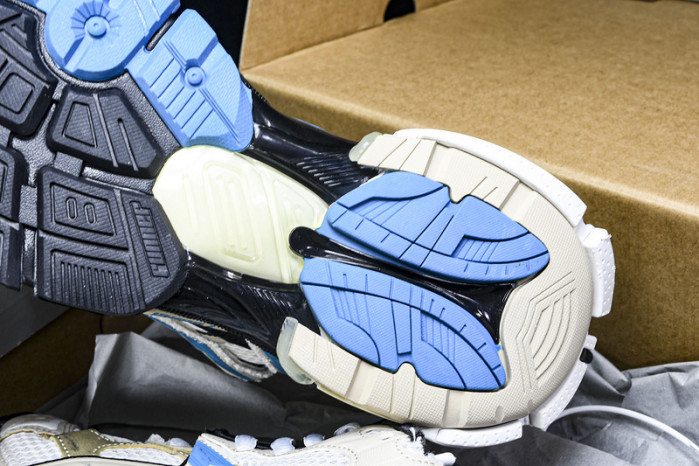 Ba*len*cia*ga Runner 677403 W5RH6 0312