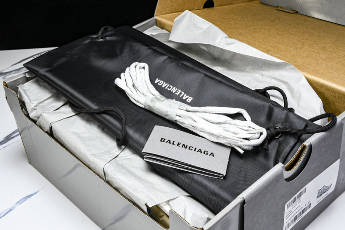 Ba*len*cia*ga Runner 677403 W5RH6 0312