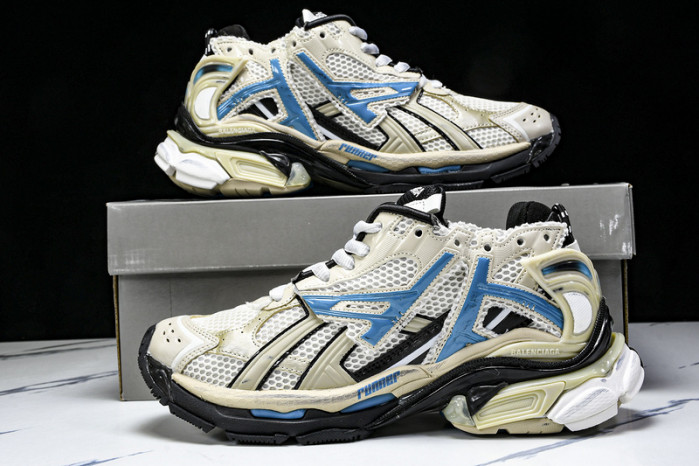 Ba*len*cia*ga Runner 677403 W5RH6 0312