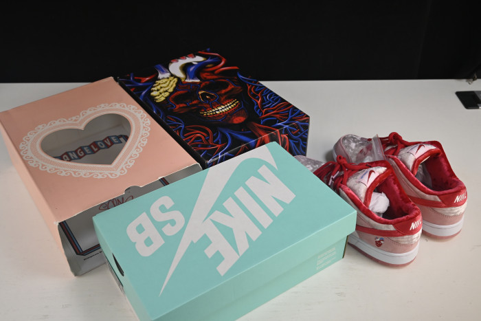 nike sb dunk low strangelove skateboards ct2552-800