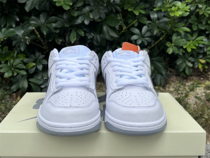 S*prem* x Nike SB Dunk Low White / Metallic Silver-White HQ8487-100