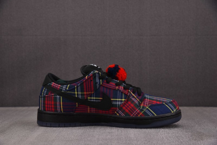 Nardwuar Nike SB Dunk Low II1493-600
