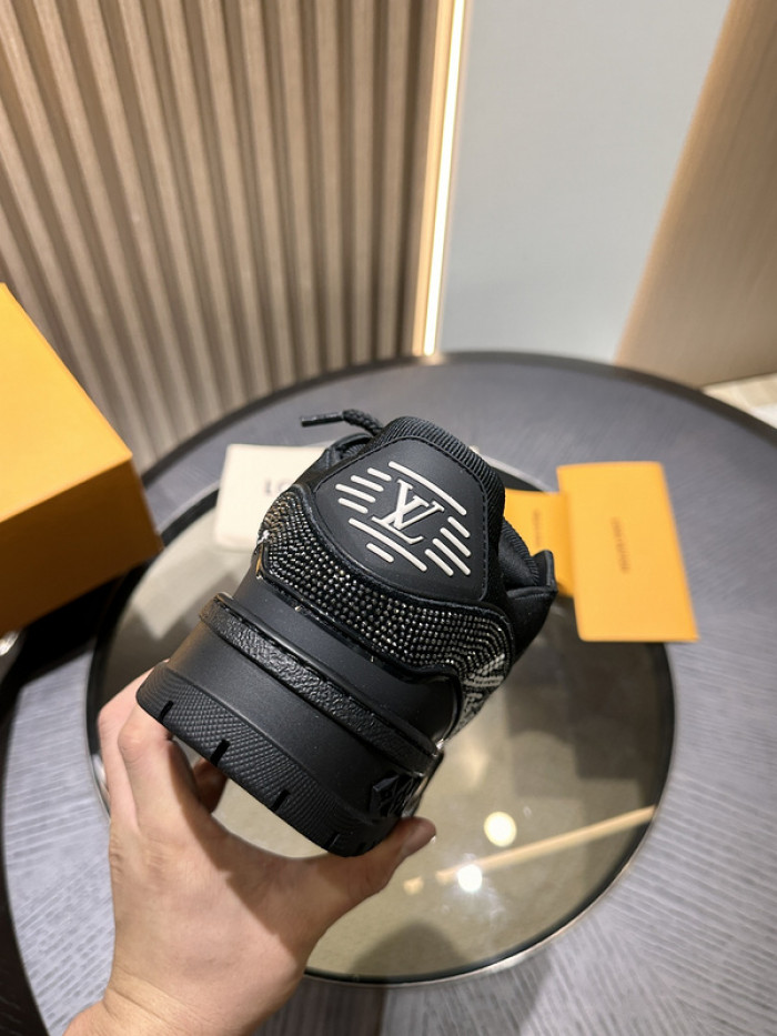l0vt maxx sneakers