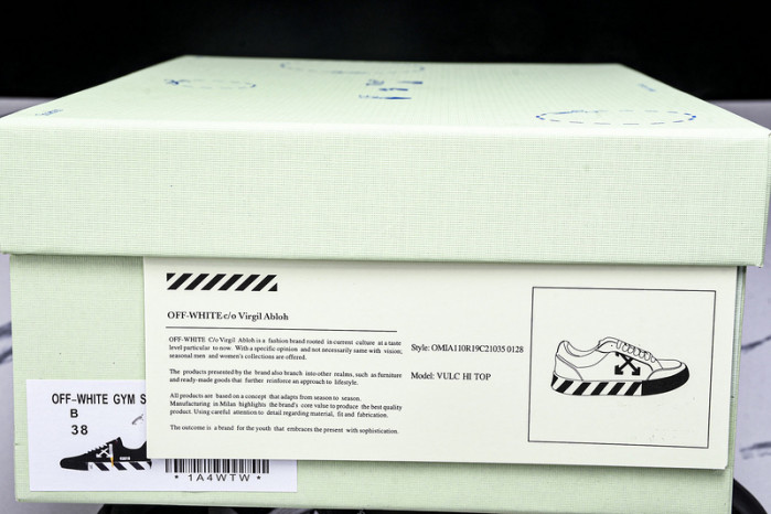 Off-White c/o Virgil Abloh